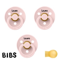 Tre-pak BIBS Colour sutter med navn i farven Blossom, størrelse 1 i rund naturgummi